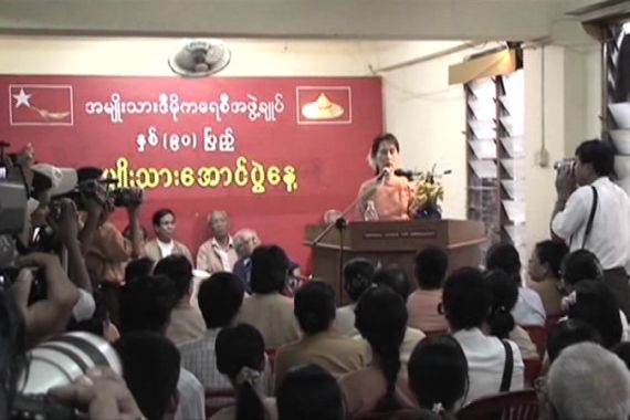 Aung San Suu Kyi at news conference