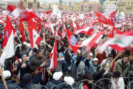 Photo of flag-waving Lebanese for govt collapse reaction story