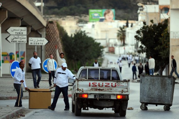 Tunisians form local armed groups to defend checkpoints 2