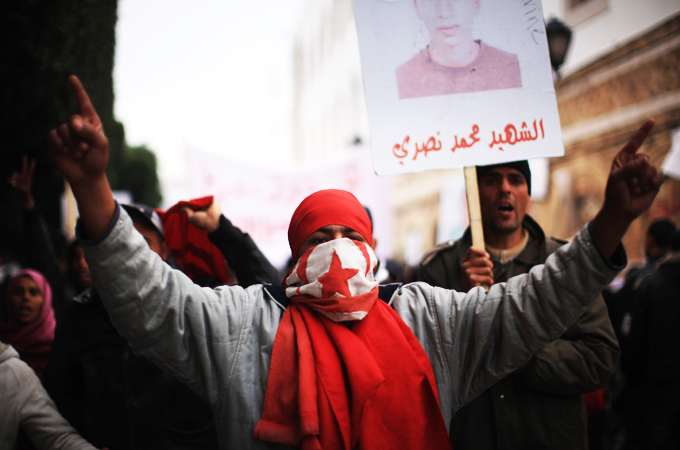 Proseguono le manifestazioni in Tunisia con l'emergere di appelli allo scioglimento del partito al governo