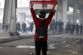A protester holds up an Egyptian flag during clashes in Cairo January 28, 2011, [Reuters]