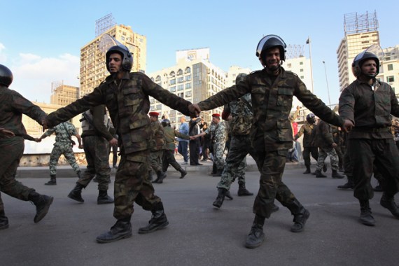 Troops link hands in Tahrir
