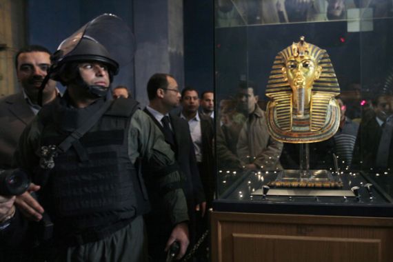 Egyptian soldier guard Tutankhamun''s mask