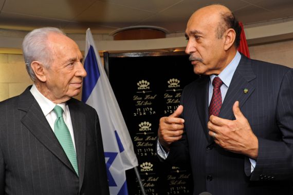 Israeli President Shimon Peres meets Egyptian Intelligence Chief Omar Suleiman