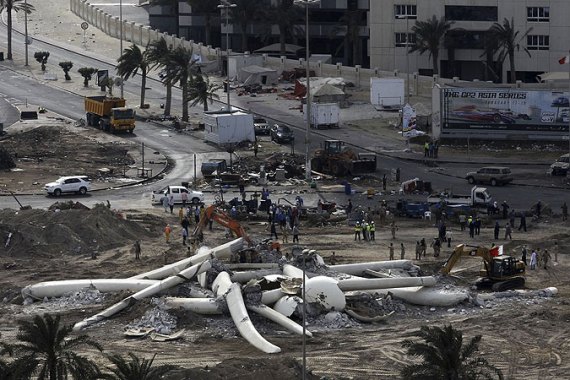 bahrain pearl statue demolition