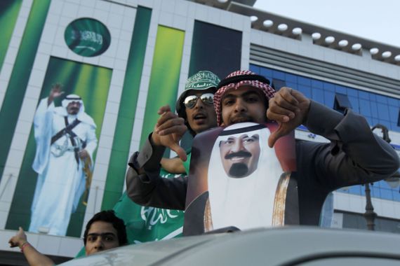 Sausi men hold photo of King Abdullah