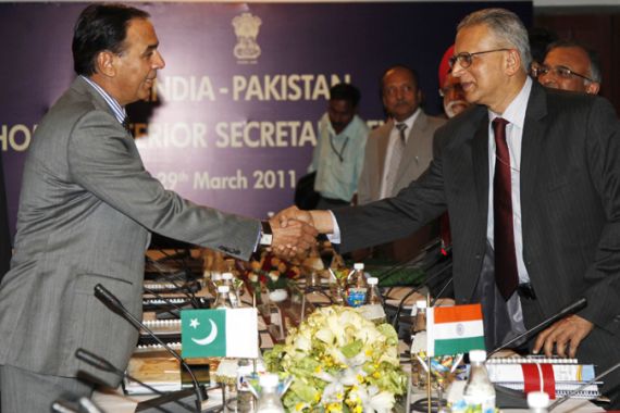 India''s home secretary G. K. Pillai (R) shakes hands with his Pakistani counterpart Chaudhary Qamar Zaman