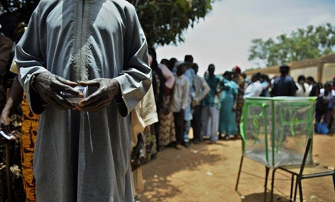 Nigerians queue before casting their vote