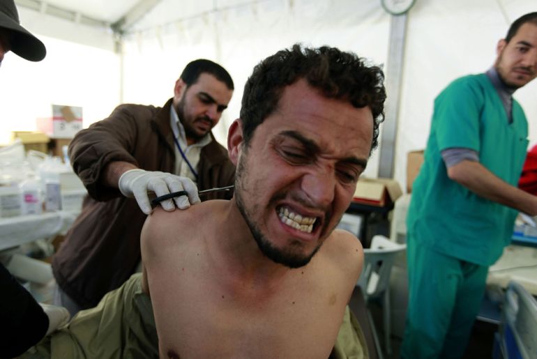 Doctors tend to a wounded Gaddafi soldier - Misurata