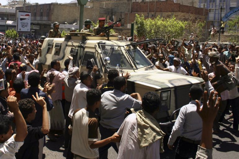 Military vehicle separates rival protesters in Taiz