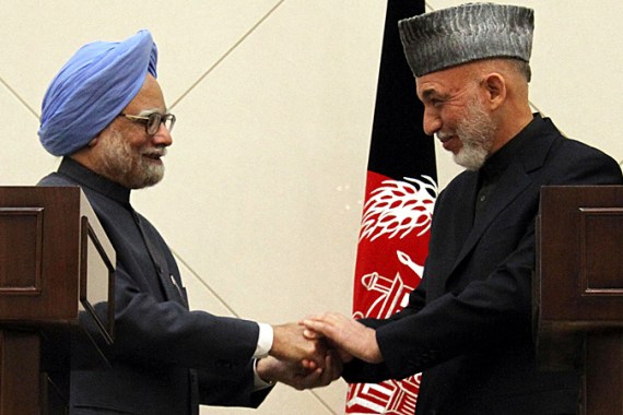 Indian Prime Minister Manmohan Singh (L) shakes hands with Afghanistan''s President Hamid Karzai