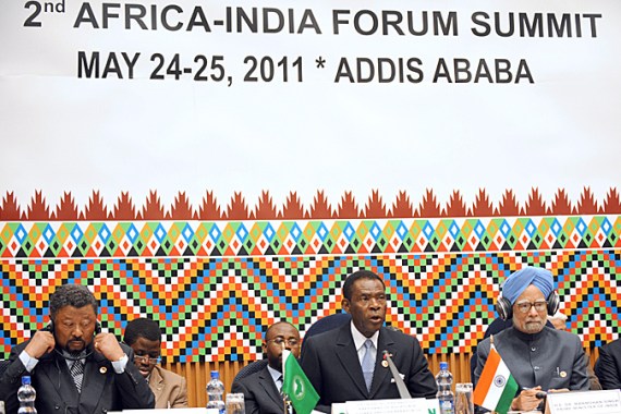 Indian Prime Minister Dr. Manmohan Singh (R), Equatorial Guinea President Teodoro Obiang Nguema, and Chairperson of the African Union Commision Jean Ping
