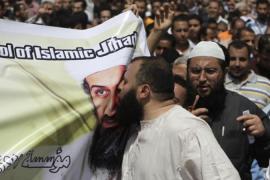 Islamist kissing Osama photo