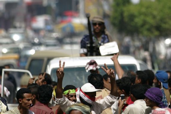 Yemeni protesters confronted by security forces