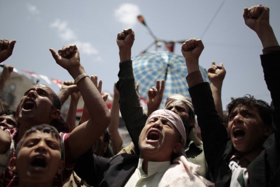 Yemeni protesters - kids w/ fists