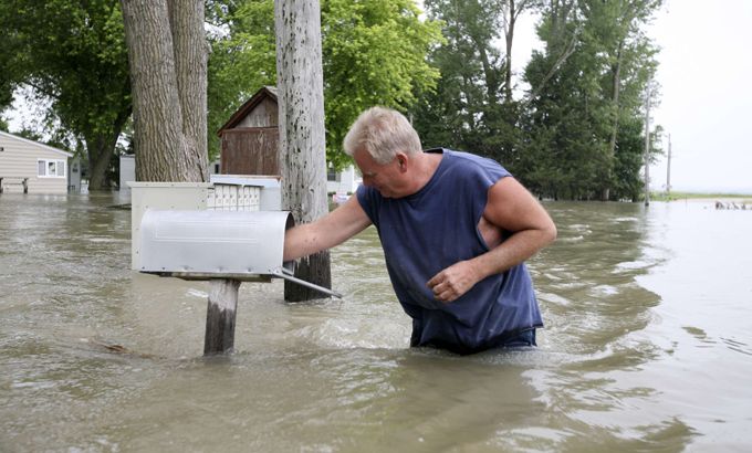 Missouri floodwaters