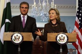 Pakistani Foreign Minister Shah Mehmood Qureshi (L) and U.S. Secretary of State Hillary Clinton