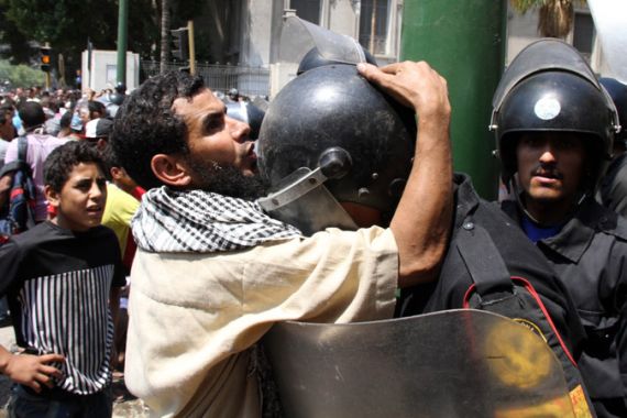 Egyptian rioter kisses soldier''s helmet