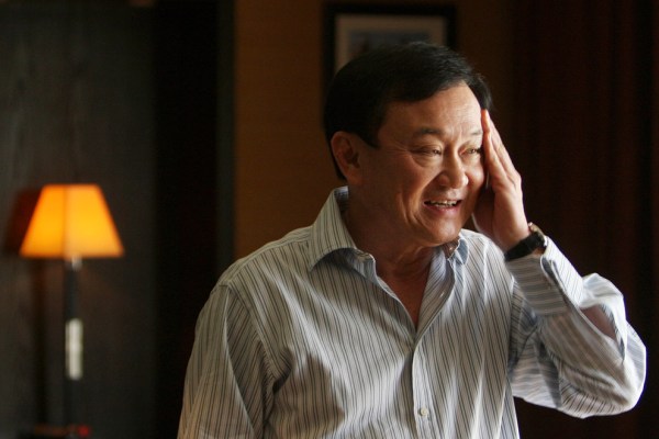 Тайландският крал смени присъдата на бившия премиер Таксин на една година