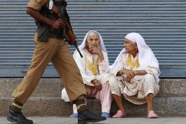 Kashmiri women and soldier