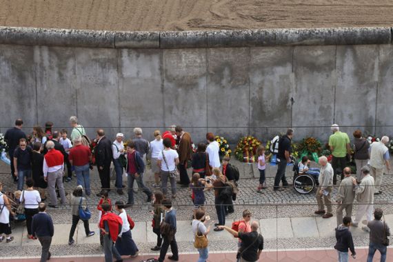 Germans mark 50th anniversary of Berlin Wall construction with wreaths of flowers
