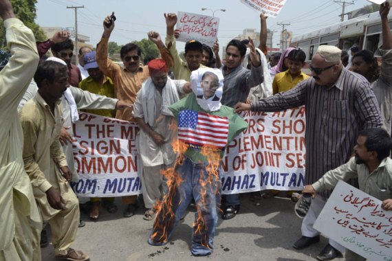 pakistanis burning obama picture