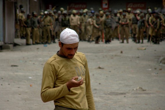 Kashmir stone thrower, Indian soldiers [Showkat Shafi]