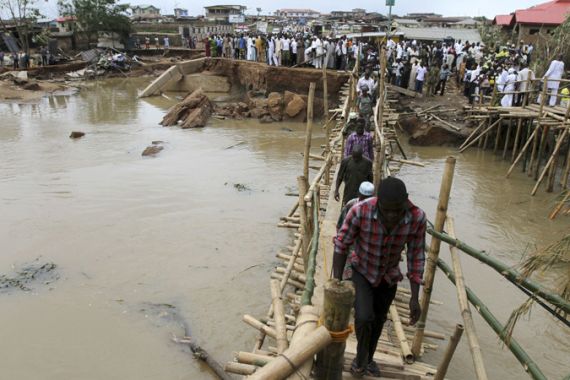 nigeria floods DIY bridges