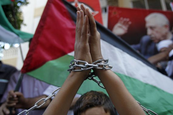 A Palestinian child, with hands chained, takes part in a protest calling for the release of Palestinian prisoners from Israeli jails, near the International Committee of Red Cross offices in Beirut, October 14, 2011. Israel and Gaza''s Hamas Islamist rulers agreed on Tuesday to swap more than 1,000 Palestinian prisoners for Israeli captive soldier Gilad Shalit, resolving one of the most emotive and intractable issues between them. REUTERS