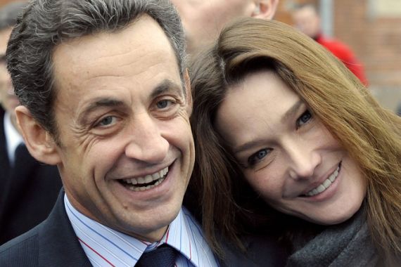 France''s President Nicolas Sarkozy (L) and his wife Carla Bruni-Sarkozy