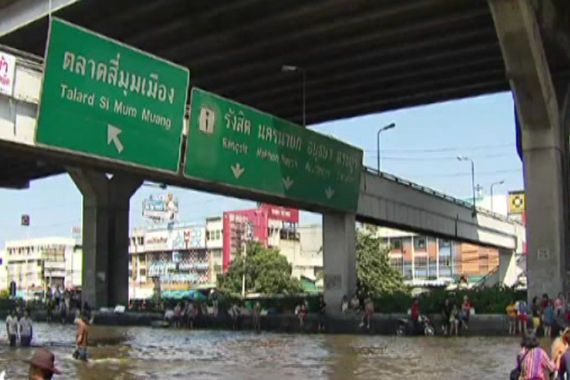 Bangkok flood waters force difficult decisions