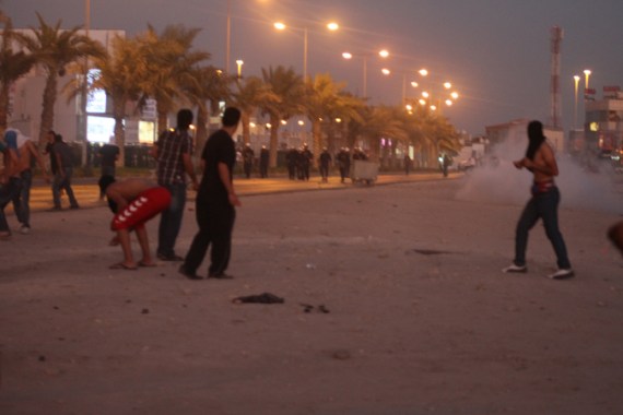 Bahrani police and protesters clash