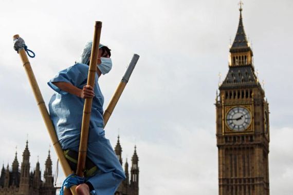 Health worker joins protest on Westminster Bridge [credit: Chris Moffatt]