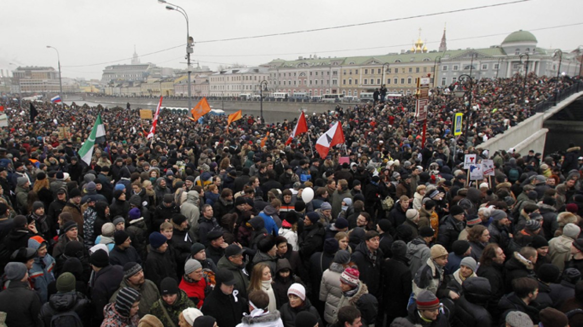 Митинг на Болотной. Оппозиционные протесты в России фото.