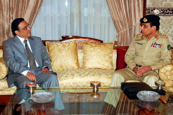 akistan''s Army Chief General Ashfaq Kayani (R) talking with President Asif Ali Zardari
