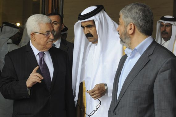 Palestinian President Mahmoud Abbas, Qatar''s Emir Sheikh Hamad bin Khalifa al-Thani and Hamas leader Khaled Meshaal (L-R)