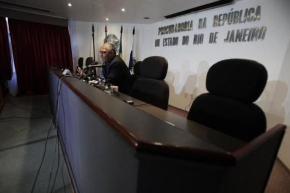 Brazilian federal prosecutor Santos de Oliveira speaks during a news conference, as he discusses the oil leak around Chevron''s deep-sea well, in Rio de Janeiro