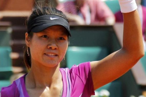 Li Na of China waves after winning her match against Cirstea of Romania during the French Open tennis tournament at the Roland Garros stadium in Paris