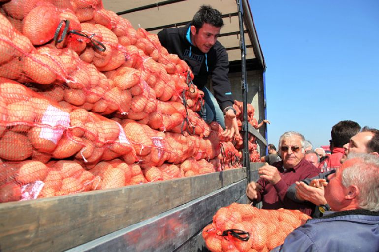 Cheap potato distribution in the city of Karditsa, Greece
