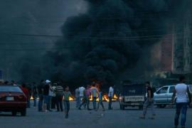 Palestinian refugees burn tyres in the B
