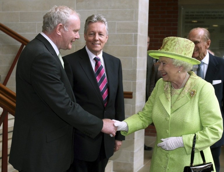 Într-un gest istoric în 2012, regina Elisabeta și-a strâns mâna cu prim-ministrul adjunct al Irlandei de Nord Martin McGuinness, fost comandant al Armatei Republicane Irlandeze. [File: Reuters]