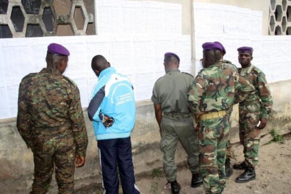 Soldiers look for their names on voters''