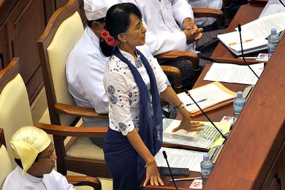 Aung San Suu Kyi makes debut in parliament
