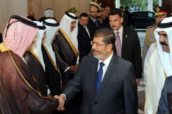 Egyptian President Mohamed Morsi meets with the Emir of Qatar