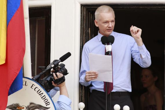 Assange speaks to media outside the Ecuador embassy