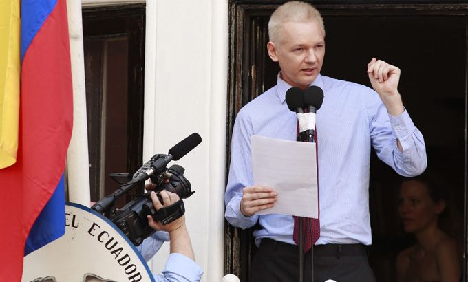 Assange speaks to media outside the Ecuador embassy