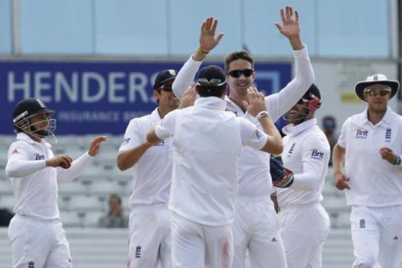England''s Kevin Pietersen (C) celebrates