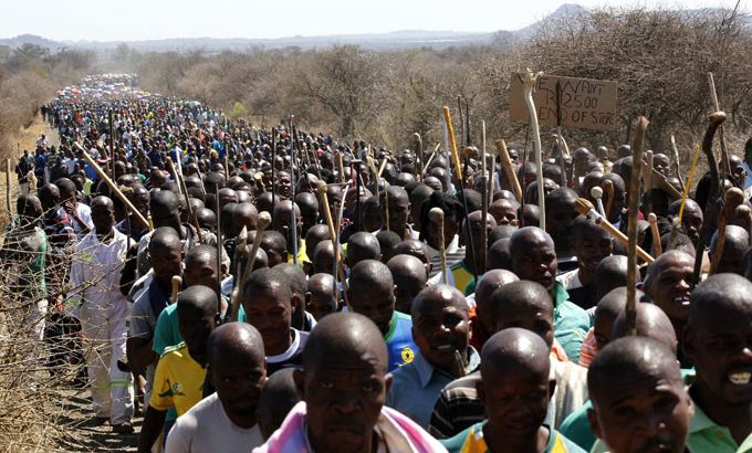 Marikana strike continues - thousands of strikers stretching into distance