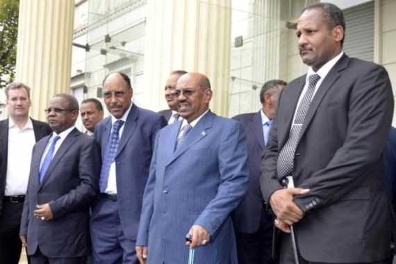 Sudan''s President Omar Hassan al-Bashir (2nd R) leaves with his delegation after a meeting in Addis Ababa