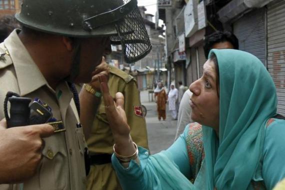 Kashmiri Muslim woman confronts Indian police officer during anti-India protest in Srinagar